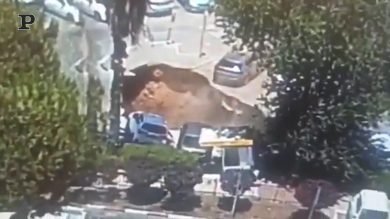 Gerusalemme, un’enorme voragine si apre in un parcheggio | video