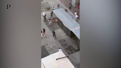 Milano, maxi-rissa a colpi di sedie e bottiglie per le vie del centro | video