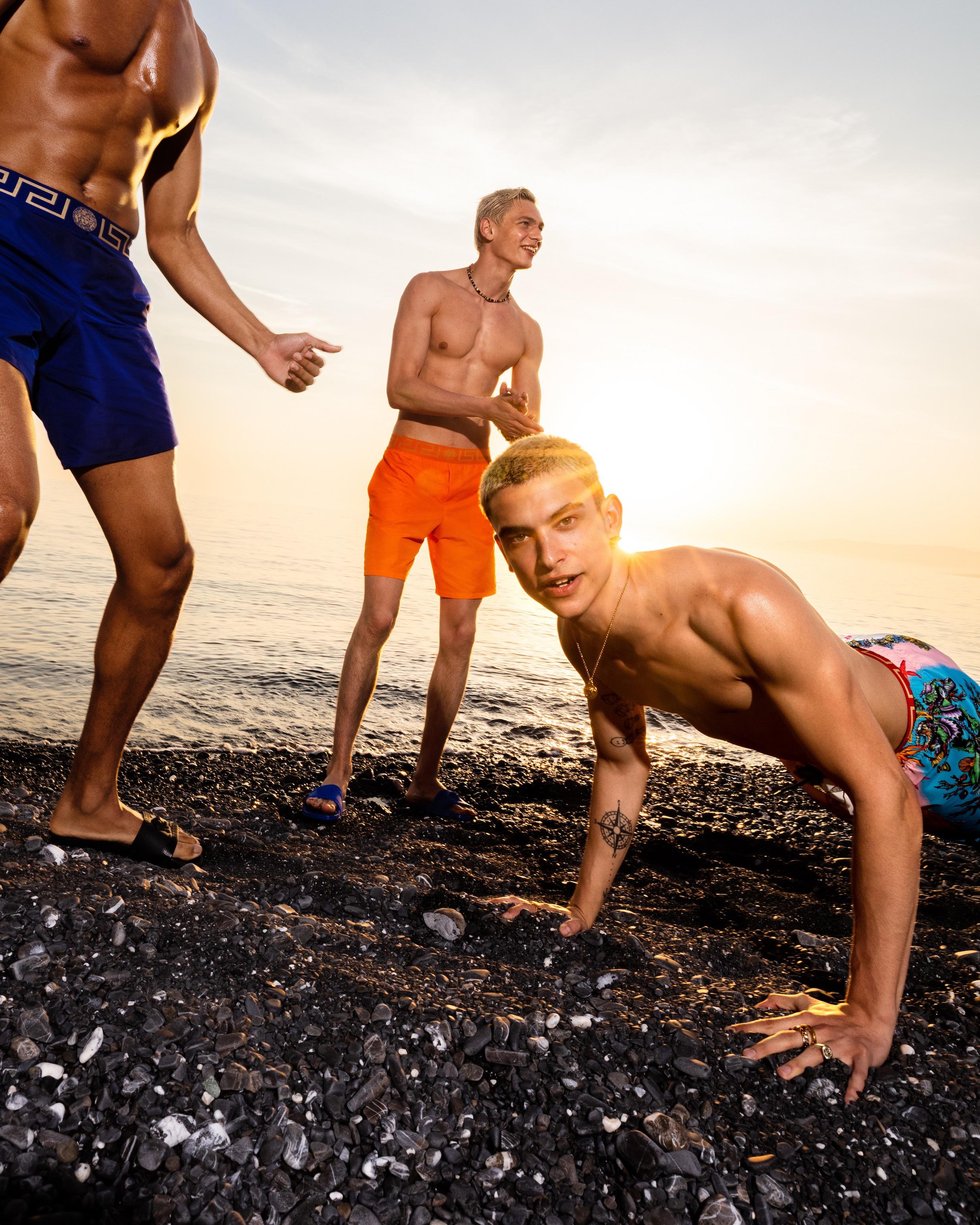 «Versace La Vacanza», firmata da Donatella e Allegra Beck Versace «Versace La Vacanza», firmata da Donatella e Allegra Beck Versace