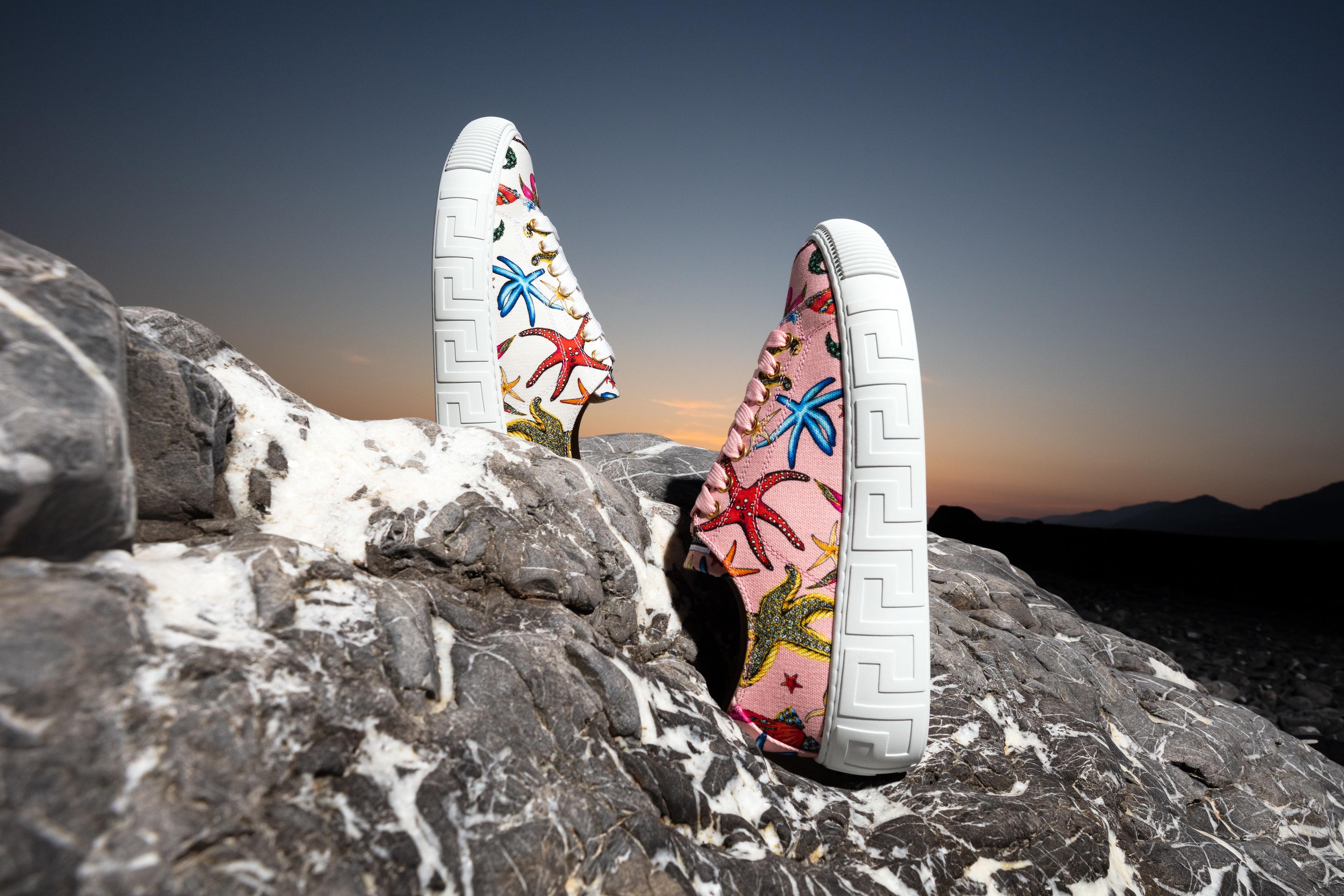 «Versace La Vacanza», firmata da Donatella e Allegra Beck Versace «Versace La Vacanza», firmata da Donatella e Allegra Beck Versace