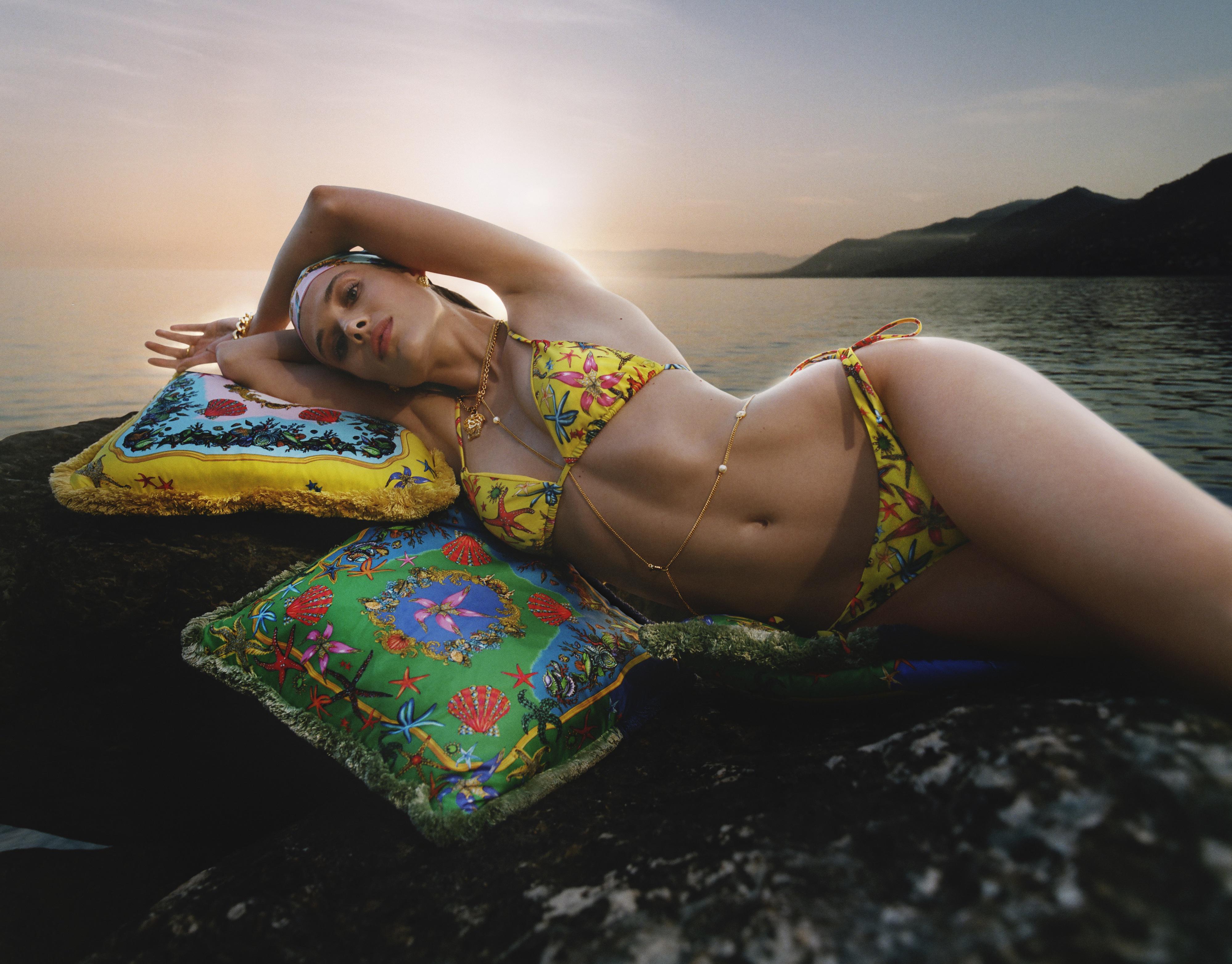 «Versace La Vacanza», firmata da Donatella e Allegra Beck Versace «Versace La Vacanza», firmata da Donatella e Allegra Beck Versace