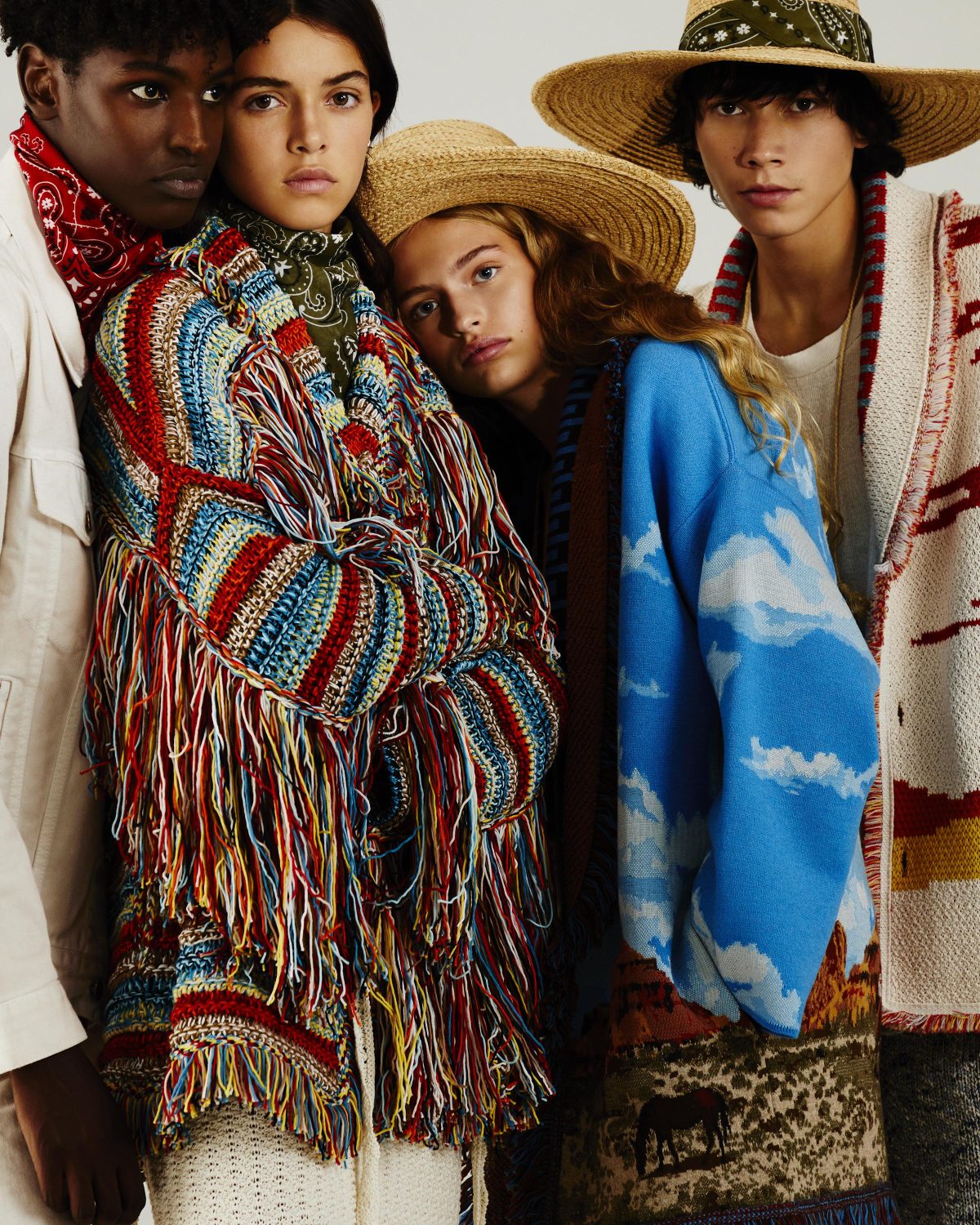 Galleria foto 'Il cardigan di Alanui, da portare in viaggio come pezzo moda cult e coperta cocoon' - foto 10