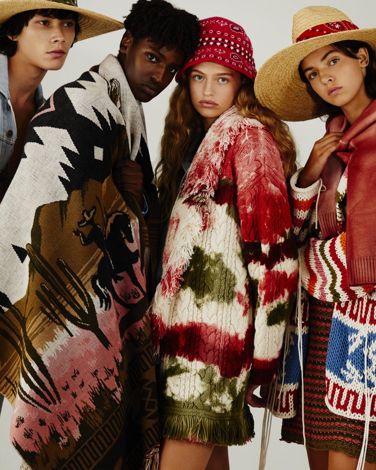 Galleria foto 'Il cardigan di Alanui, da portare in viaggio come pezzo moda cult e coperta cocoon' - foto 8