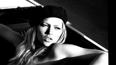 Grande attesa per il Calendario Pirelli 2022, scattato dal musicista e fotografo Bryan Adams