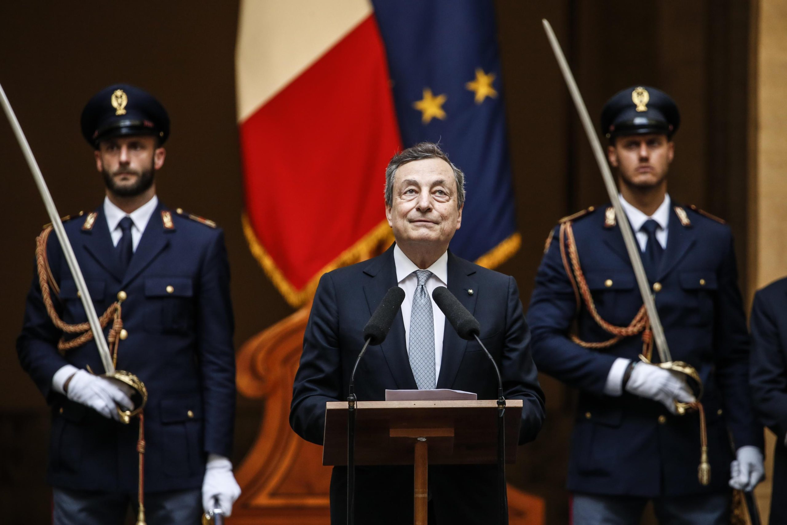 Per avere l’Italia in bianco Draghi ci rifila il Green Pass