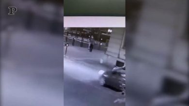 Voghera, le immagini del marocchino che colpisce con un pugno l’assessore prima dello sparo| video