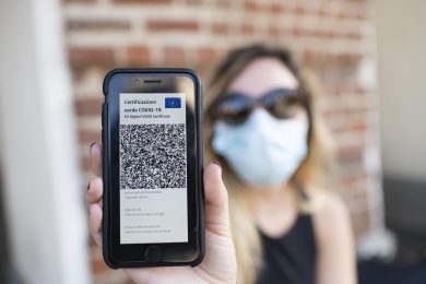 Il Green Pass in Italia al via il 5 agosto: bar, ristoranti, stadi, treni, aerei | il documento