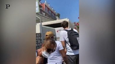 Incidente a Capri, bus sulla spiaggia. Un morto e 19 feriti | video