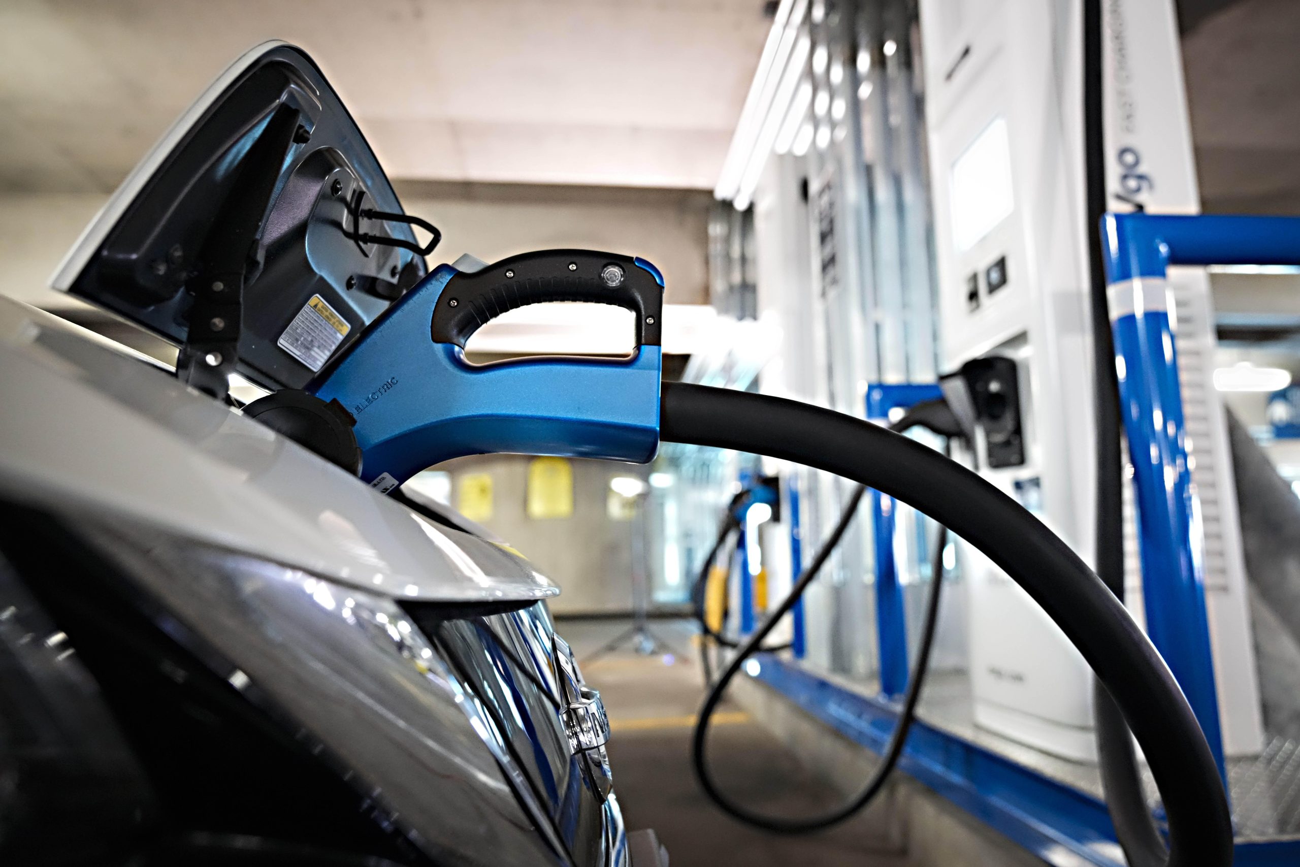 Auto elettrica: quanto (e come) si risparmia