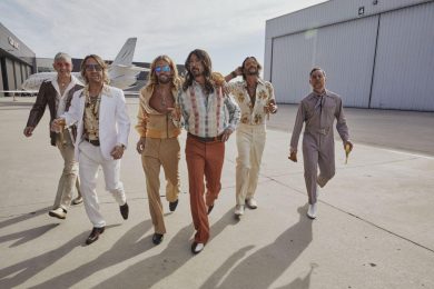 Hail Satin: i Foo Fighters si travestono da Bee Gees