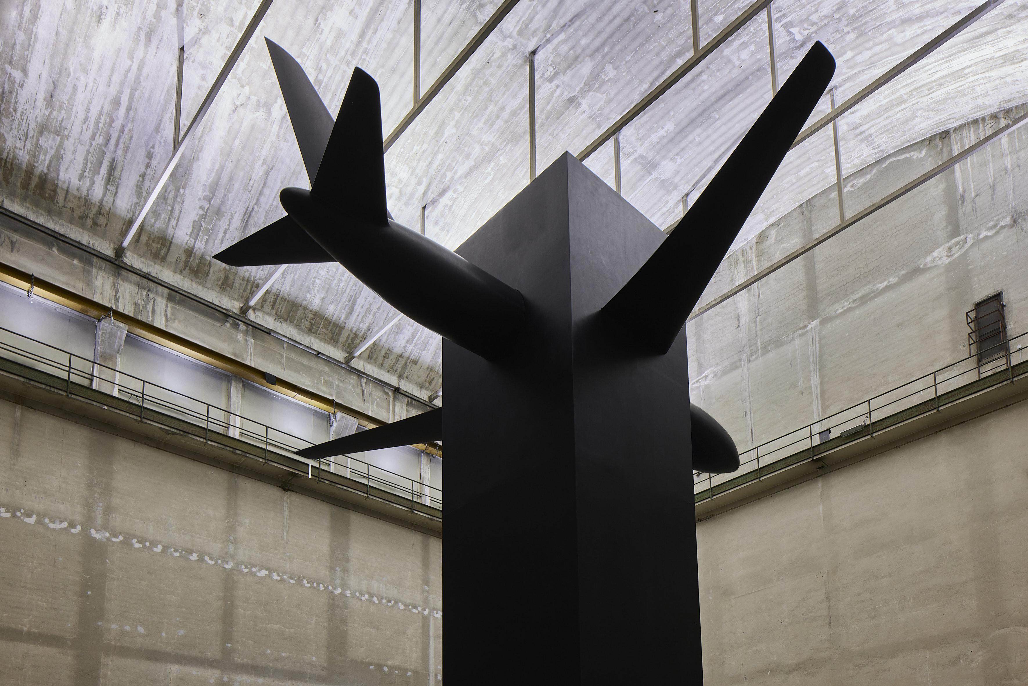 «Breath Ghosts Blind». Le opere di Cattelan in mostra al Pirelli HangarBicocca