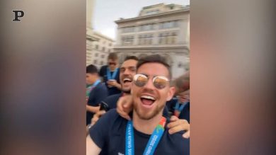 La sfilata della Nazionale vista dal bus degli Azzurri | video