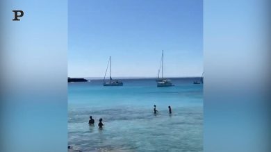 Favignana, yacht con quattro turisti avvolto dalle fiamme | video