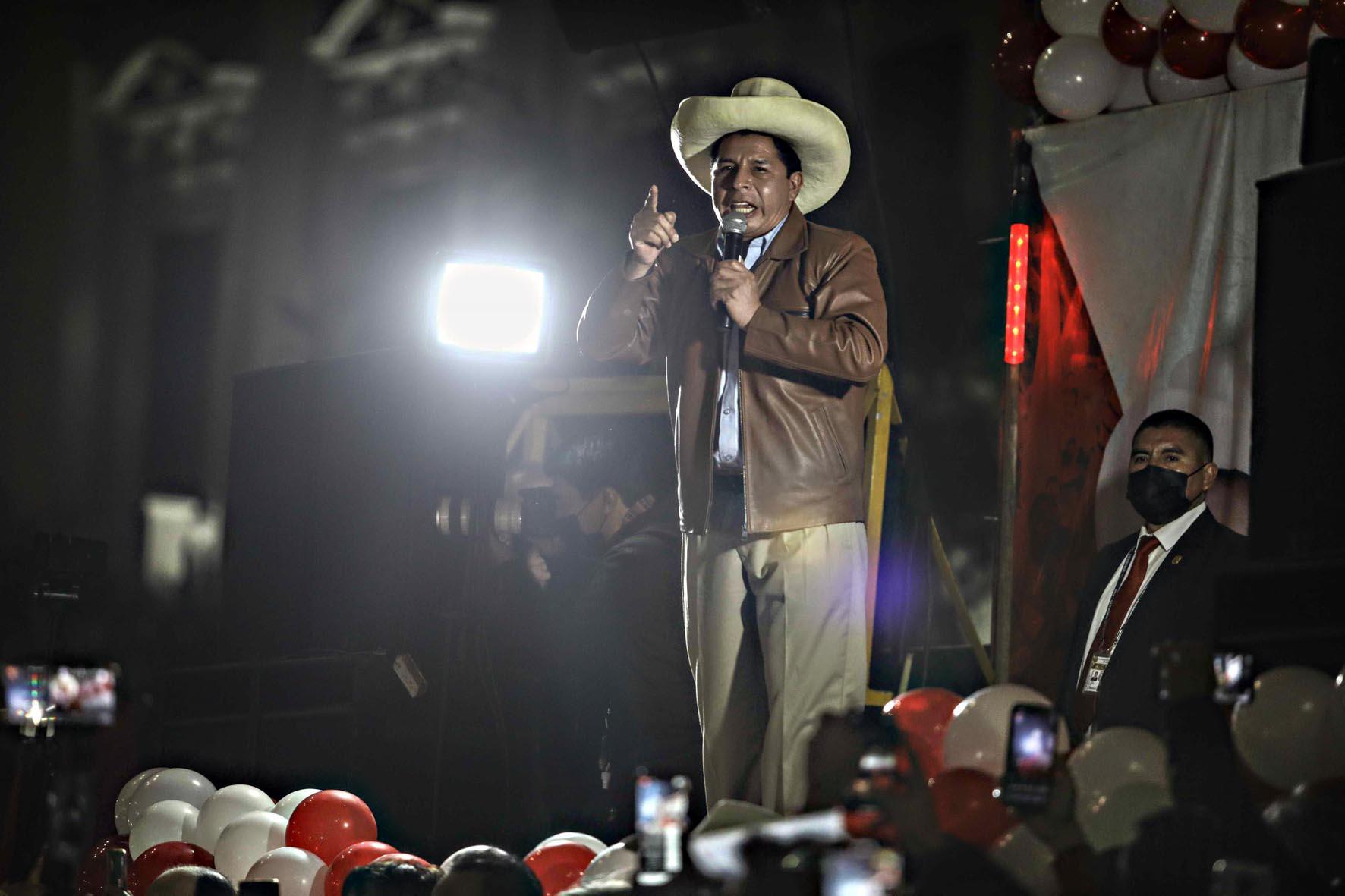 Perù, Il nuovo
sentiero
di sangue
e demagogia Perù, Il nuovo
sentiero
di sangue
e demagogia