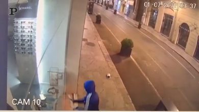 Palermo, vetrina sfondata a colpi di mazza: il furto in Via Maqueda | video