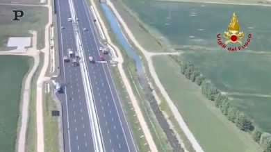 Cisterna in fiamme sulla A4, il veicolo trasportava Gpl | video