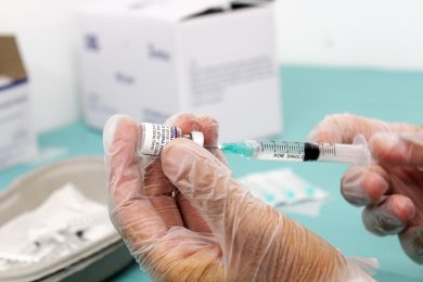 La campagna vaccinale corre mentre la politica litiga sull’obbligo