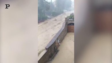 Nubifragio a Perugia: le strade si trasformano in fiumi di acqua e fango | video