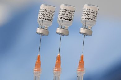 Vaccino: terza dose, mille dubbi