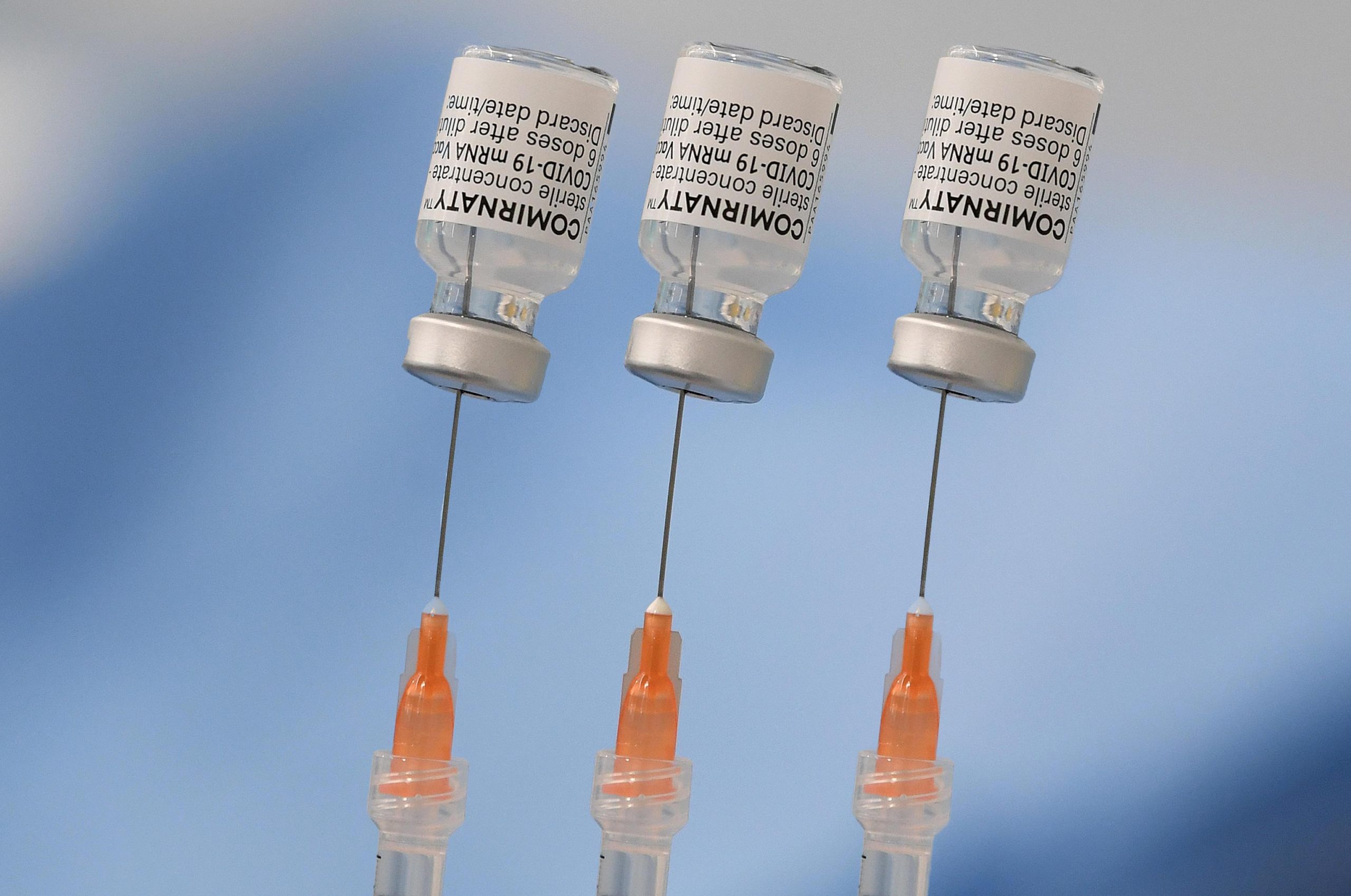 Vaccino: terza dose, mille dubbi