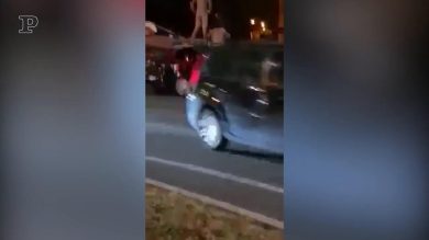 Modena, turisti tedeschi ballano nudi sull’auto dei carabinieri | video