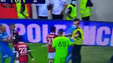 Nizza-Marsiglia, tifosi rossoneri invadono il campo: partita sospesa | video
