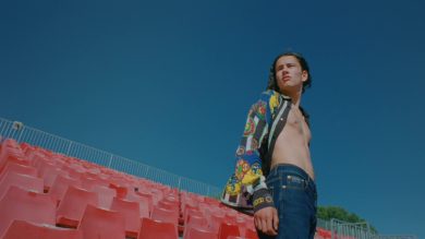 La libertà oggi, secondo tre giovani artisti in collaborazione con Versace Jeans Couture