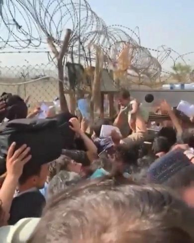 Afghani passano i figli ai soldati all’aeroporto per salvarli | video