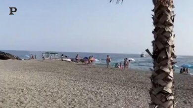 Spagna, bagnanti bloccano due narcotrafficanti in fuga | video