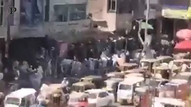 Jalalabad, Talebani sparano e uccidono manifestanti con la bandiera afghana | video