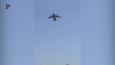 Un uomo cade da un aereo USA in decollo da Kabul | video