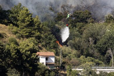 Il caos attorno agli elicotteri antincendio