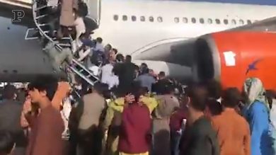 Afghanistan, l’aeroporto di Kabul preso d’assalto dai civili in fuga | video