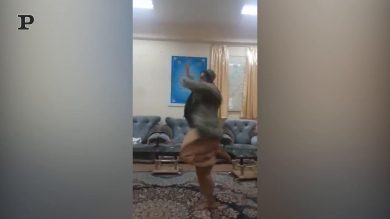 Afghanistan, talebano balla nel palazzo del governo di Kandahar | video