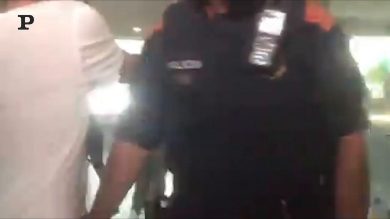 Messi al PSG, l’attaccante argentino in partenza per Parigi | video