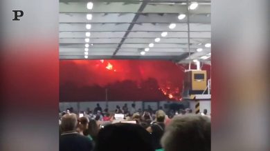 Incendi in Grecia, migliaia di turisti evacuati da Evia | video