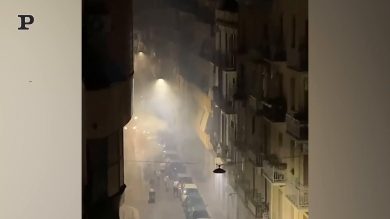 Bari, fuochi d’artificio nelle vie della città per un matrimonio | Video