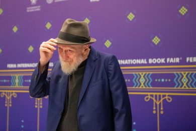 Il fumettista di Batman cancellato da convention per «odio anti-musulmano»