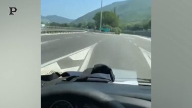 Napoli, alzano manualmente la sbarra dell’autostrada | Video