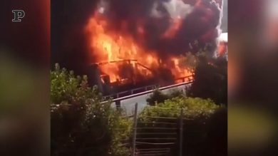 Camion distrutto dalle fiamme sull’A12 a Santa Marinella | video