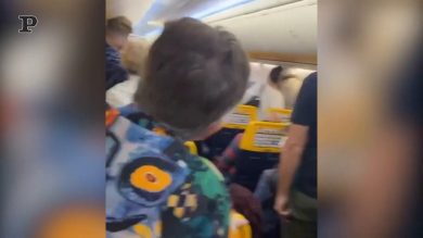 Volo Bergamo-Napoli, due passeggeri in più sull’aereo: volo bloccato | video