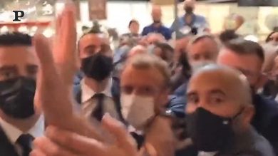 Francia, Macron colpito da un uovo durante la visita a Lione | video