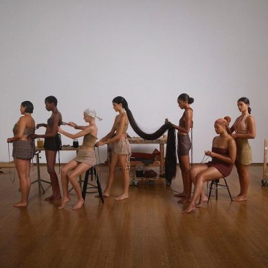 Mini abiti crochet, capi outdoor extralight e accessori bon ton signature di Tod’s