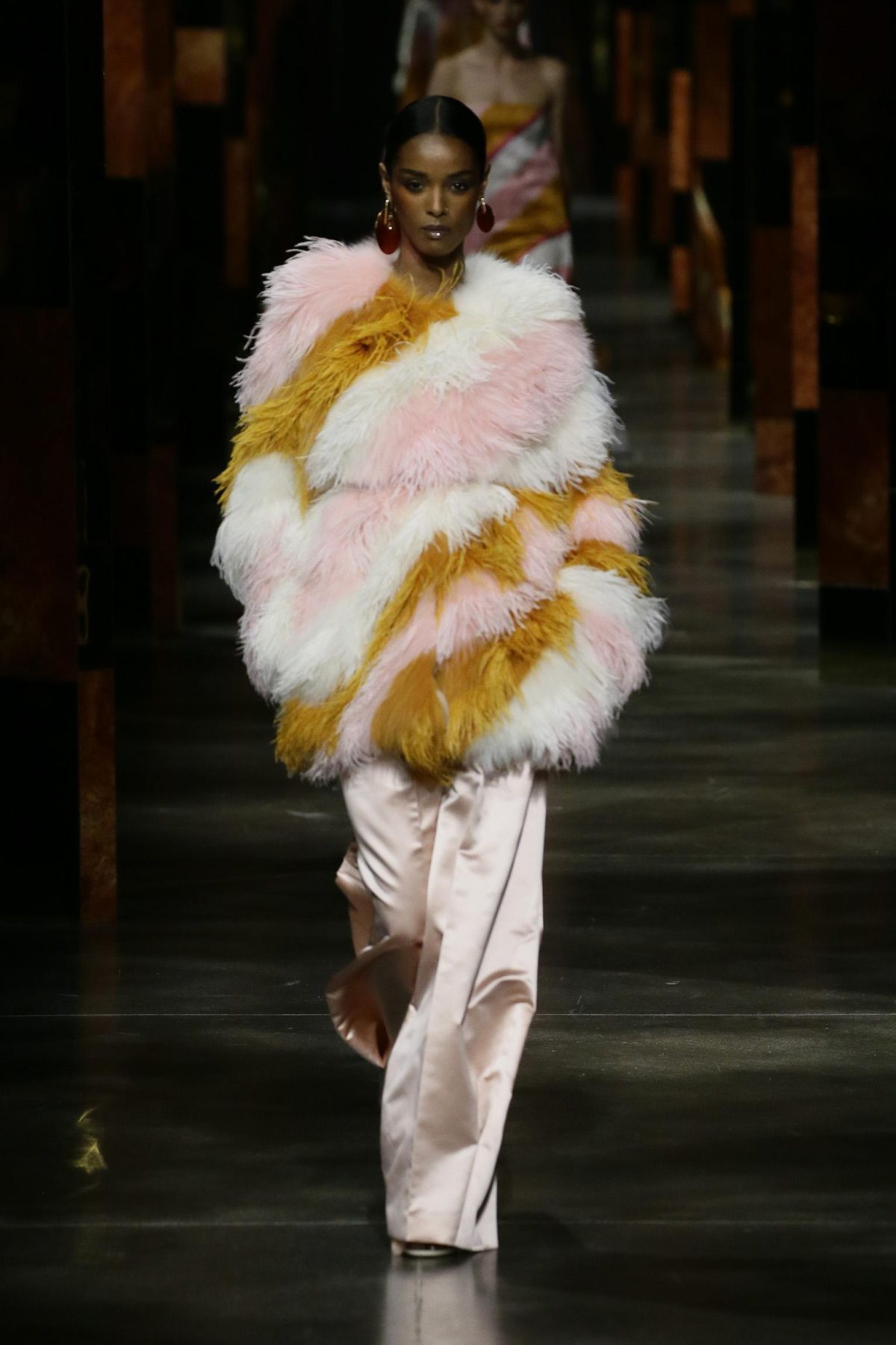 Galleria foto 'Fendi in pista con gli artisti e il glamour dello Studio54' - foto 10