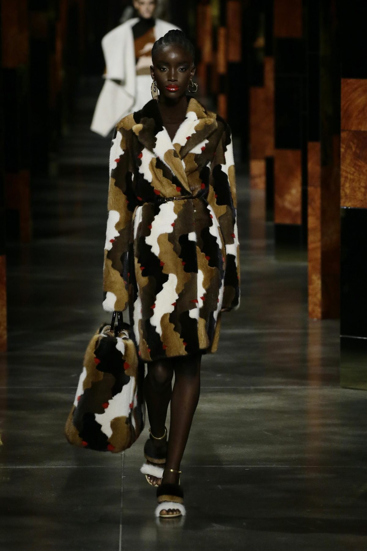 Galleria foto 'Fendi in pista con gli artisti e il glamour dello Studio54' - foto 6