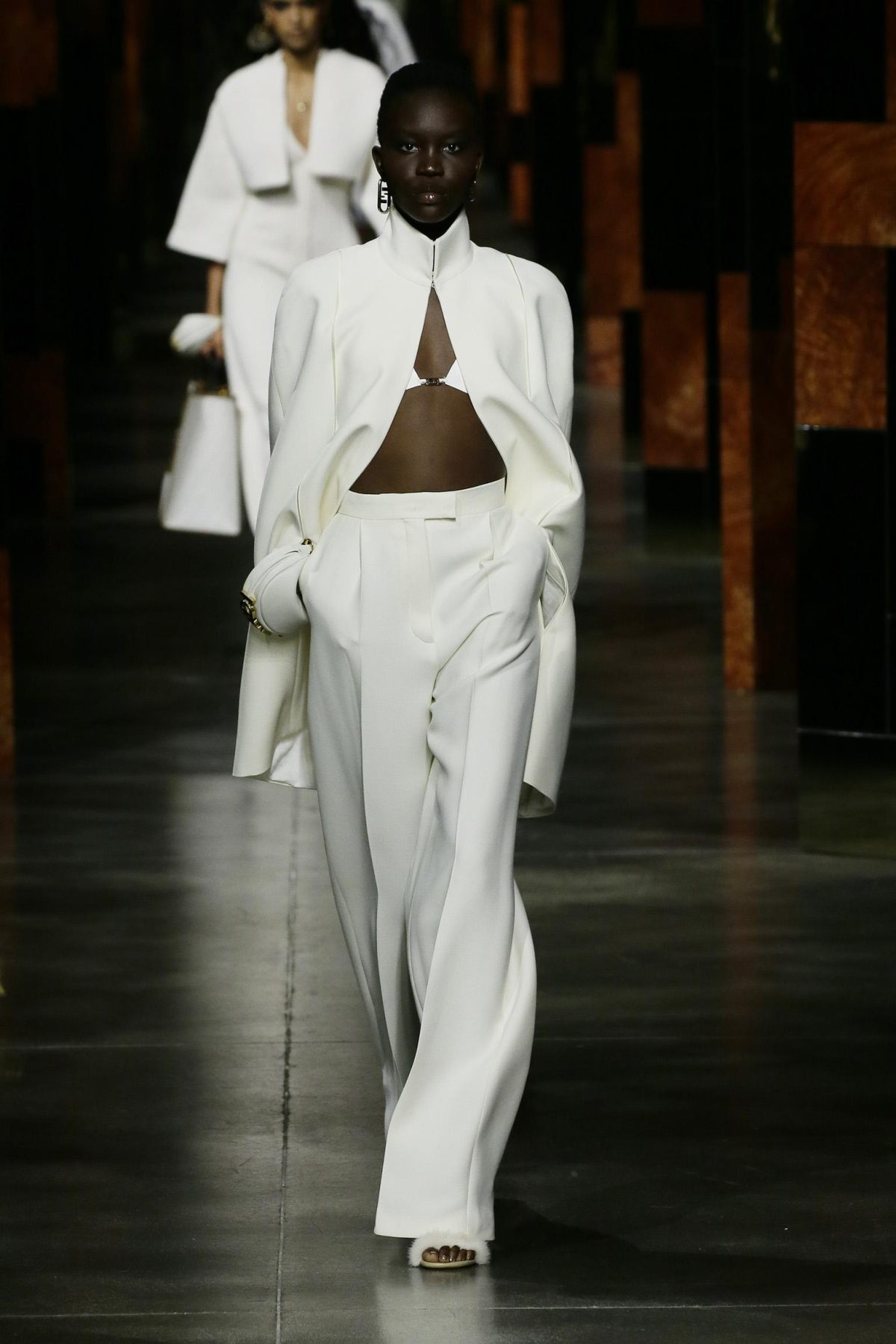 Galleria foto 'Fendi in pista con gli artisti e il glamour dello Studio54' - foto 3