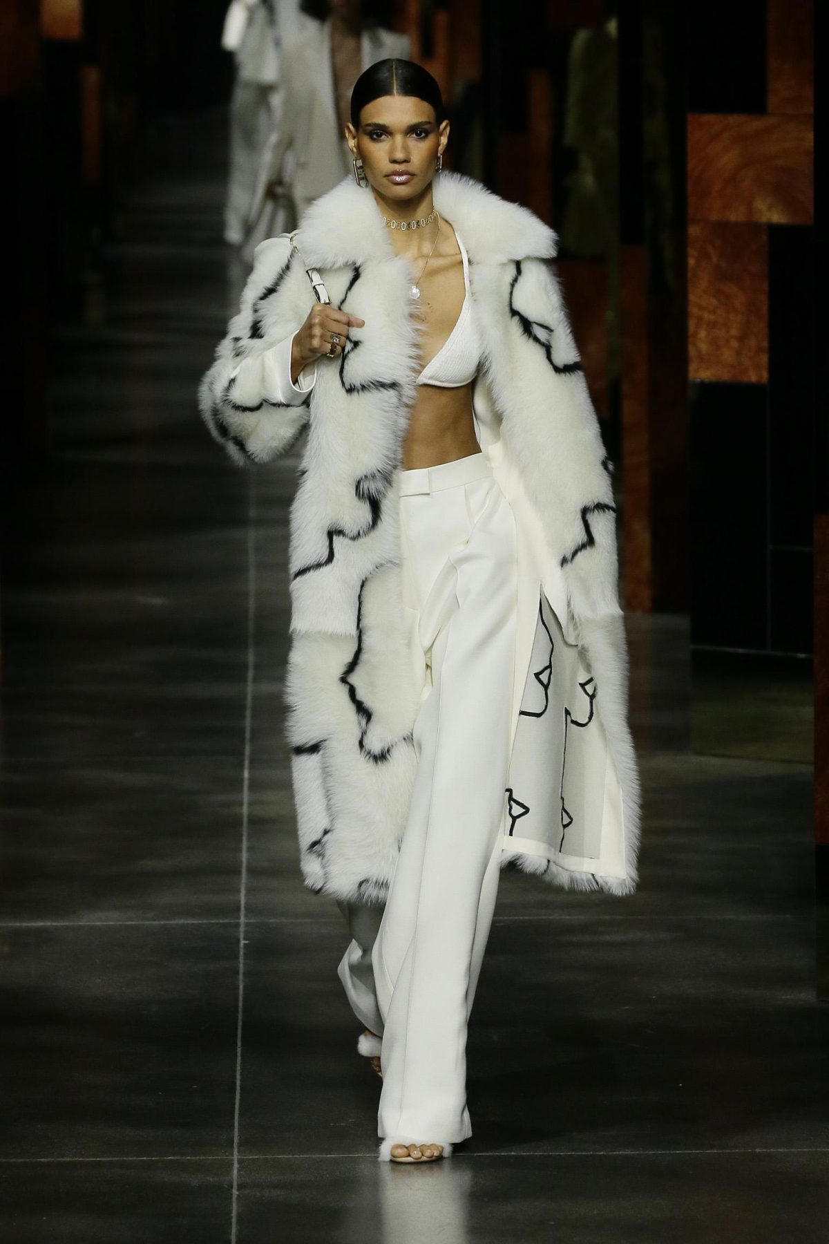 Galleria foto 'Fendi in pista con gli artisti e il glamour dello Studio54' - foto 11