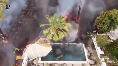 Canarie, la lava avanza e distrugge una piscina | video
