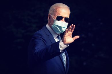 L’accoglienza di Biden a colpi di frusta