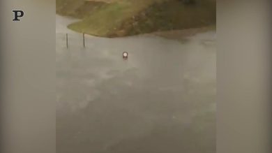 Nubifragio a Milano, Malpensa allagata: persone salvate con i gommoni | video